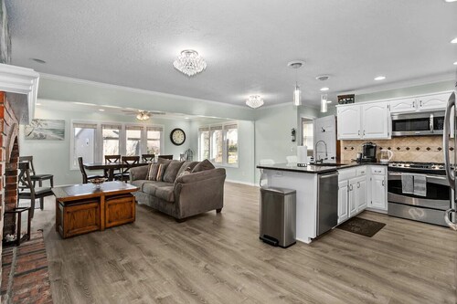 Family and Large Group Friendly Suburb Home!