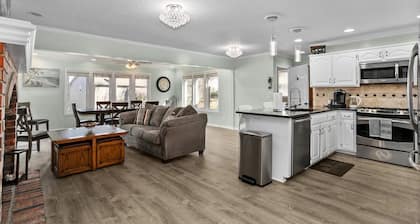 Family and Large Group Friendly Suburb Home!