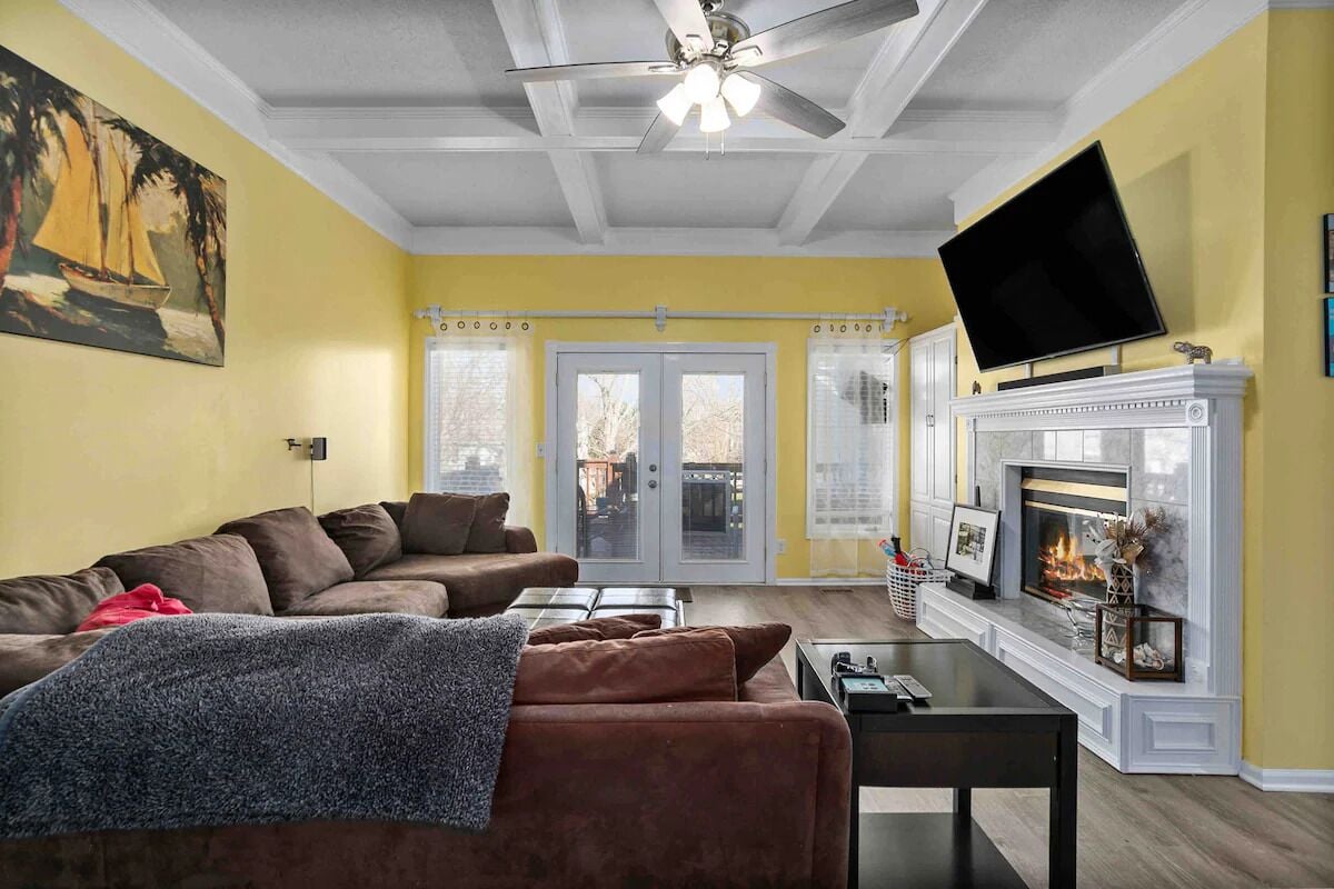 Smart-TV, Videospiele, DVD-Player, Tischfußball