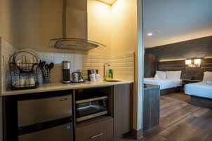 Deluxe Double Room | Shared kitchen | Mini-fridge, microwave, stovetop, coffee/tea maker