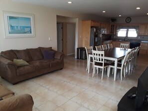 TV, fireplace, books - One of a Kind Beautiful OCEANFRONT (Long Beach)