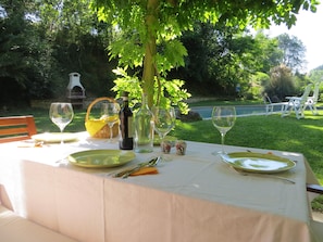 Outdoor dining - Rustikale Villa mit Pool direkt am Tiber gelegen (Umbria)