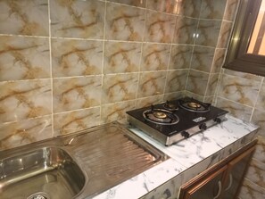Refrigerador, cafetera y tetera y tetera eléctrica 