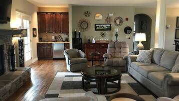 Smart TV, chimenea, reproductor de DVD, libros