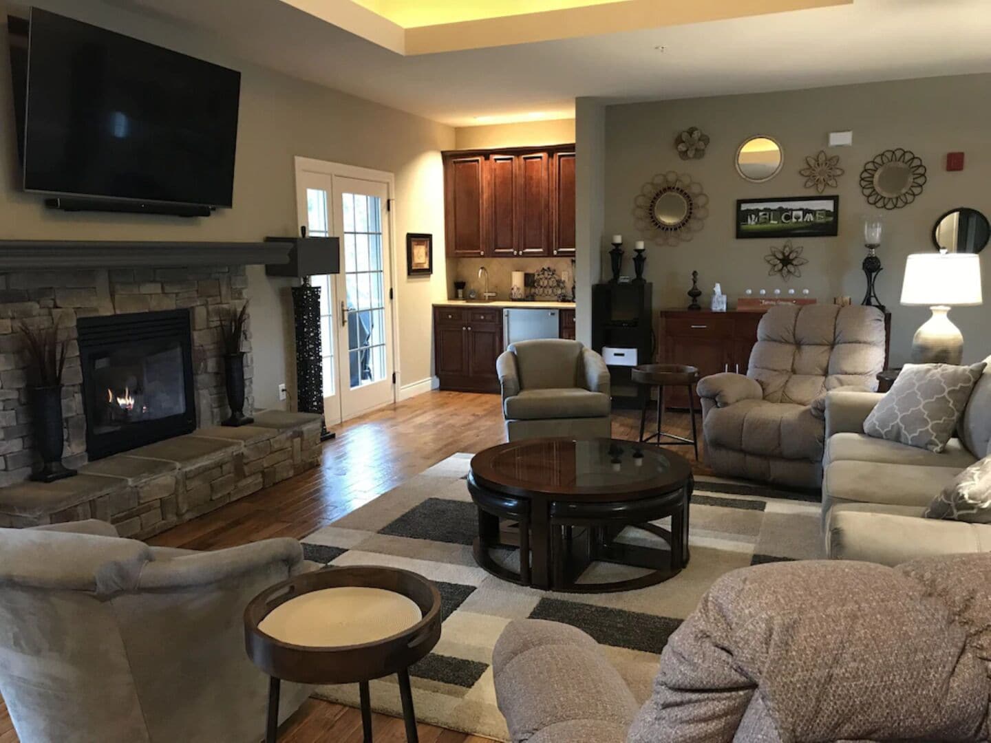 Smart-TV, Kamin, DVD-Player, Bücher