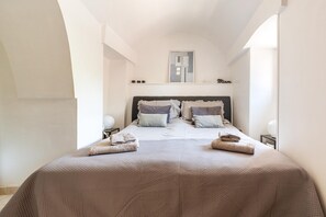 2 عدّة غرف نوم ومكواة/لوح كي وخدمة الإنترنت وملاءات أسرّة