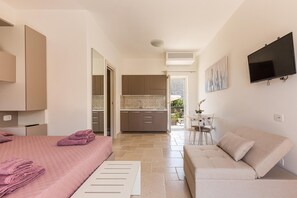 4 bedrooms, iron/ironing board, internet, bed sheets