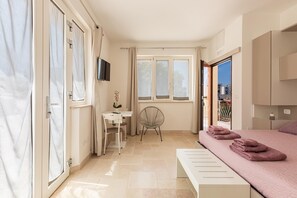 4 bedrooms, iron/ironing board, internet, bed sheets