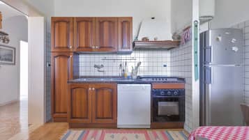 Kühlschrank, Herdplatte, Kochgeschirr/Geschirr/Besteck