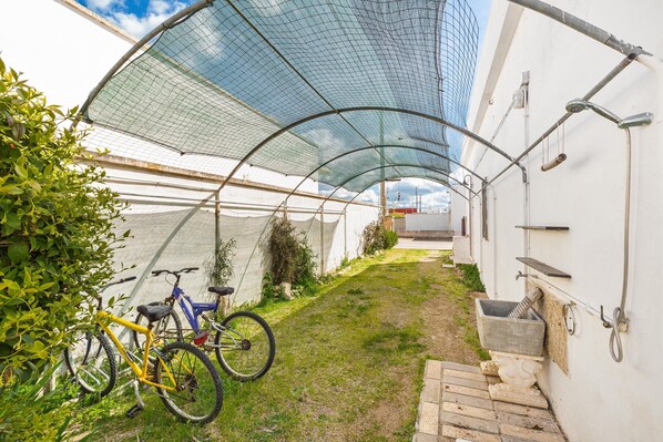 Guests can enjoy a tranquil atmosphere in this serene greenhouse space, featuring an entrance and bicycle storage.