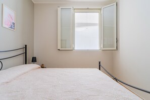 2 habitaciones y tabla de planchar con plancha 