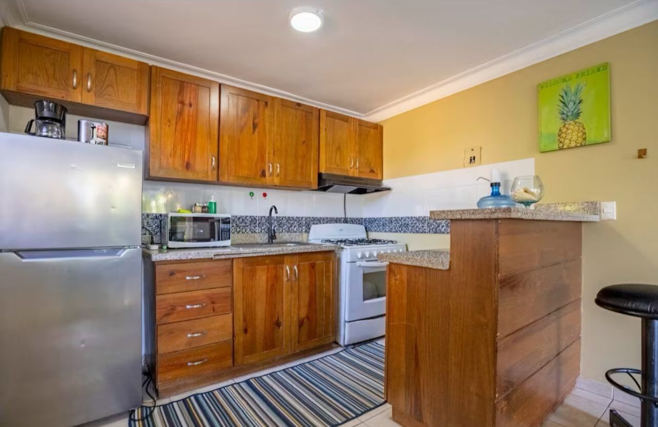 Micro-ondes, plaque de cuisson, cafetière/bouilloire, grille-pain