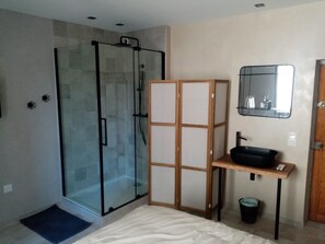 Een douche, een haardroger, handdoeken, zeep