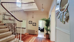 Una escalera con barandillas blancas y una barandilla de madera que lleva a una plataforma.