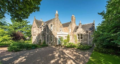 Charming, family sized period Villa 5 minutes from the beach
