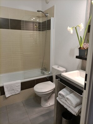 Ensemble douche/baignoire, serviettes fournies