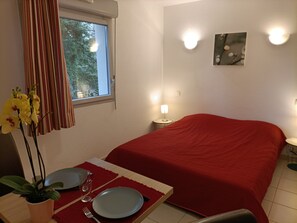 Een strijkplank/strijkijzer, wifi, beddengoed