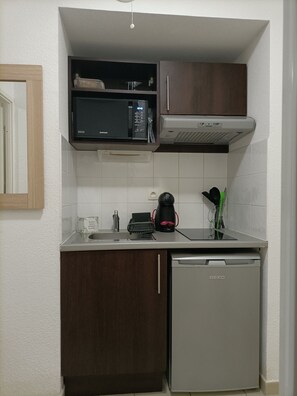Fridge, microwave, stovetop, coffee/tea maker