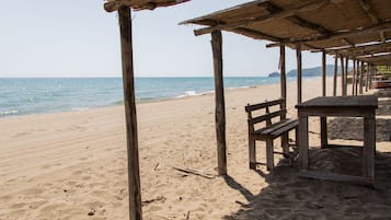 Una spiaggia nelle vicinanze, lettini da mare, teli da spiaggia