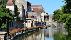 Un canal flanqueado por edificios y un puente.