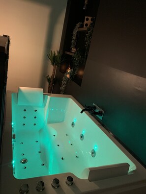 Ensemble douche/baignoire, baignoire à jets, sèche-cheveux