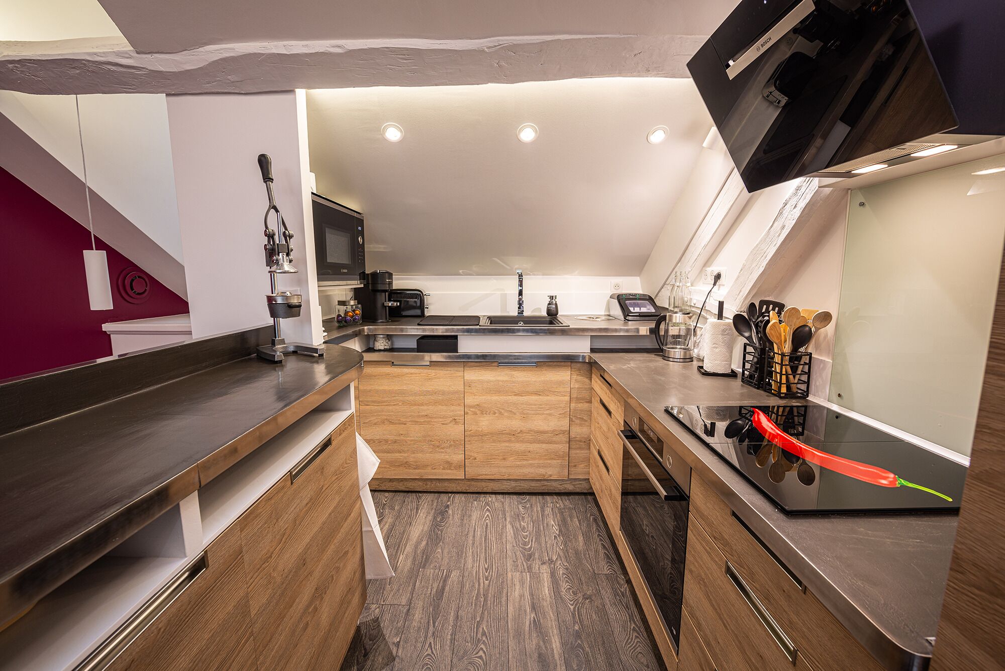 Coffee/tea maker, fridge, microwave, oven