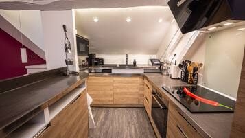 Coffee/tea maker, fridge, microwave, oven