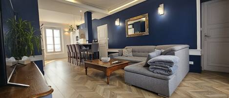 Una televisión, un reproductor de DVD, libros, una videoteca