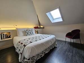 2 soverom, safe på rommet, strykejern/-brett og reiseseng for barn