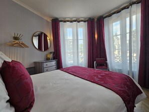 2 dormitoris, planxa i posts de planxar i un bressol de viatge