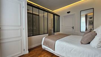 2 bedrooms, in-room safe, iron/ironing board, travel cot