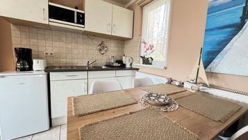 Kühlschrank, Herdplatte, Wasserkocher mit Kaffee-/Teezubehör