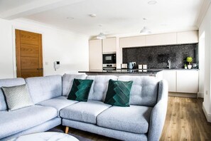 Smart TV - Monterey Residence - Stunning, Duplex Apartment in the Heart of Kendal
 (Cumbria)