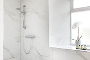 Combined shower/tub, hair dryer, towels, soap - Monterey Residence - Stunning, Duplex Apartment in the Heart of Kendal
 (Cumbria)