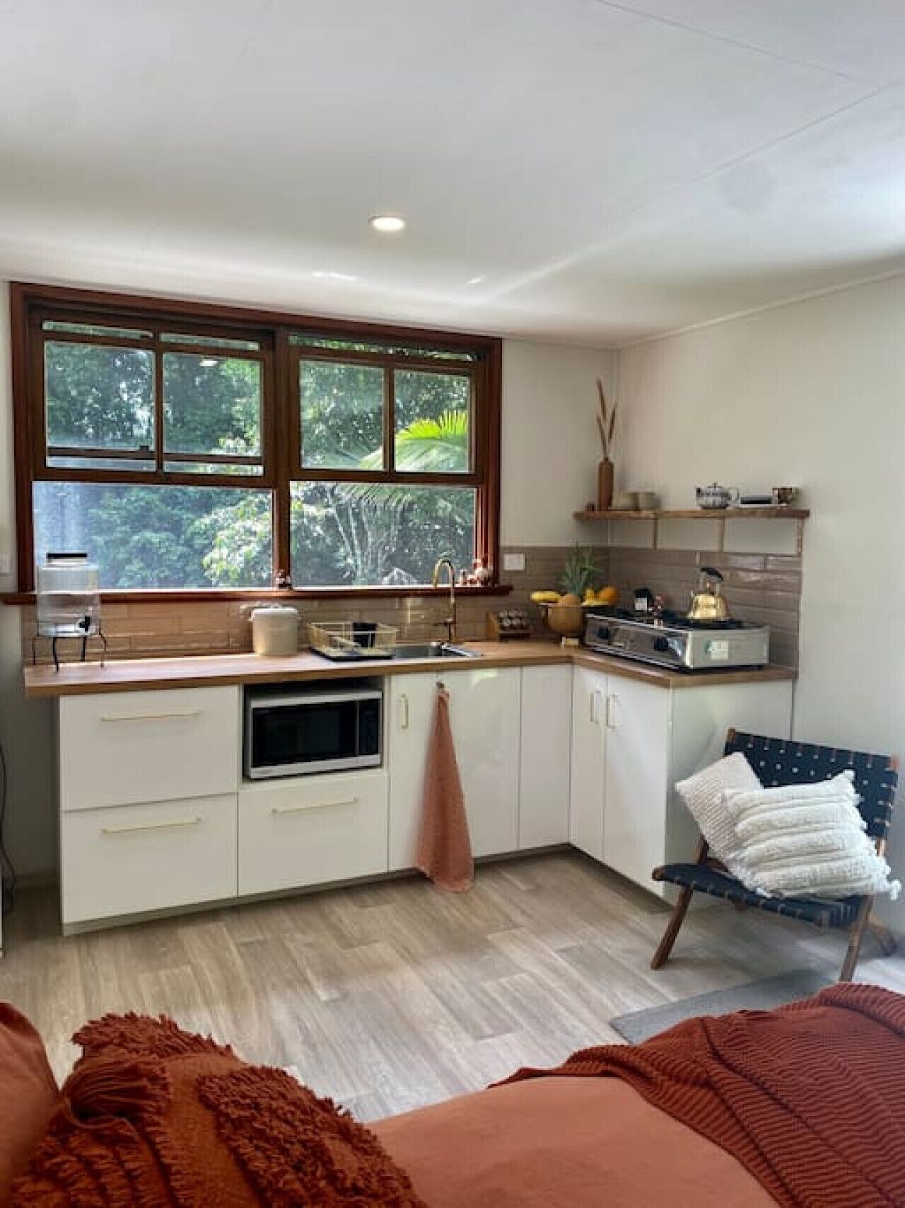 Refrigerador, microondas, parrilla de estufa y cafetera y tetera 