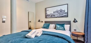 4 makuuhuonetta, tallelokero huoneessa, työpöytä, silitysrauta/-lauta