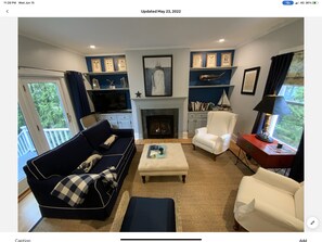 Smart TV, chimenea y libros