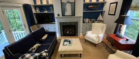 Smart-tv, een open haard en boeken