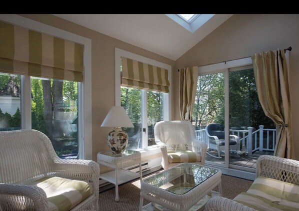 Smart TV, chimenea y libros