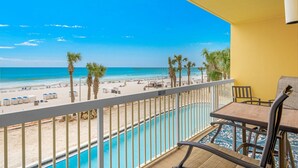 Un balcone con vista sulla spiaggia e sulla piscina.