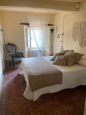 1 Schlafzimmer, Zimmersafe, Schreibtisch, Bügeleisen/Bügelbrett