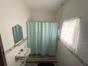 Duschwanne, Handtücher, Seife, Toilettenpapier