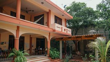 Vista frontal de la propiedad