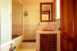 Superior Double Room | Bathroom | Shower, towels