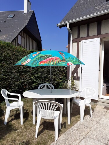 5 mins walk from the beach, cottage with private garden