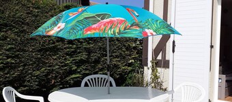 5 mins walk from the beach, cottage with private garden