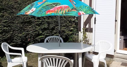5 mins walk from the beach, cottage with private garden