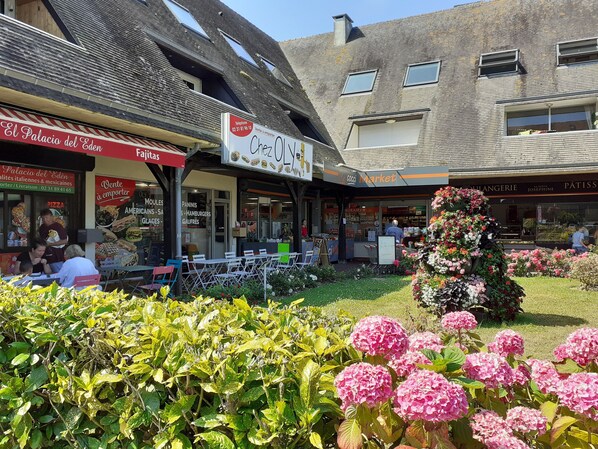 Outdoor dining - 5 mins walk from the beach, cottage with private garden (Villers-sur-Mer)