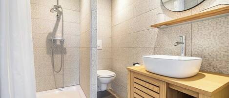 Badewanne, Haartrockner, Handtücher