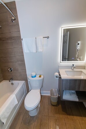 Chambre traditionnelle | Salle de bain | Ensemble baignoire-douche, pomme de douche hydromassante